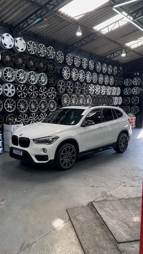 BMW X1 branca com rodas novas dentro da loja da Fera.