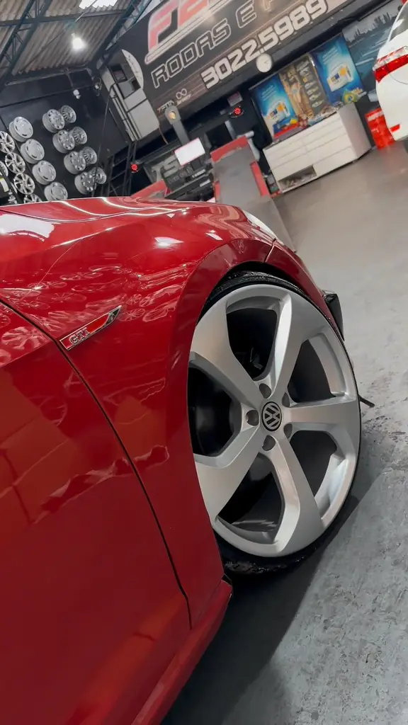 Detalhe da roda recém-montada em um Golf vermelho dentro da oficina da Fera.